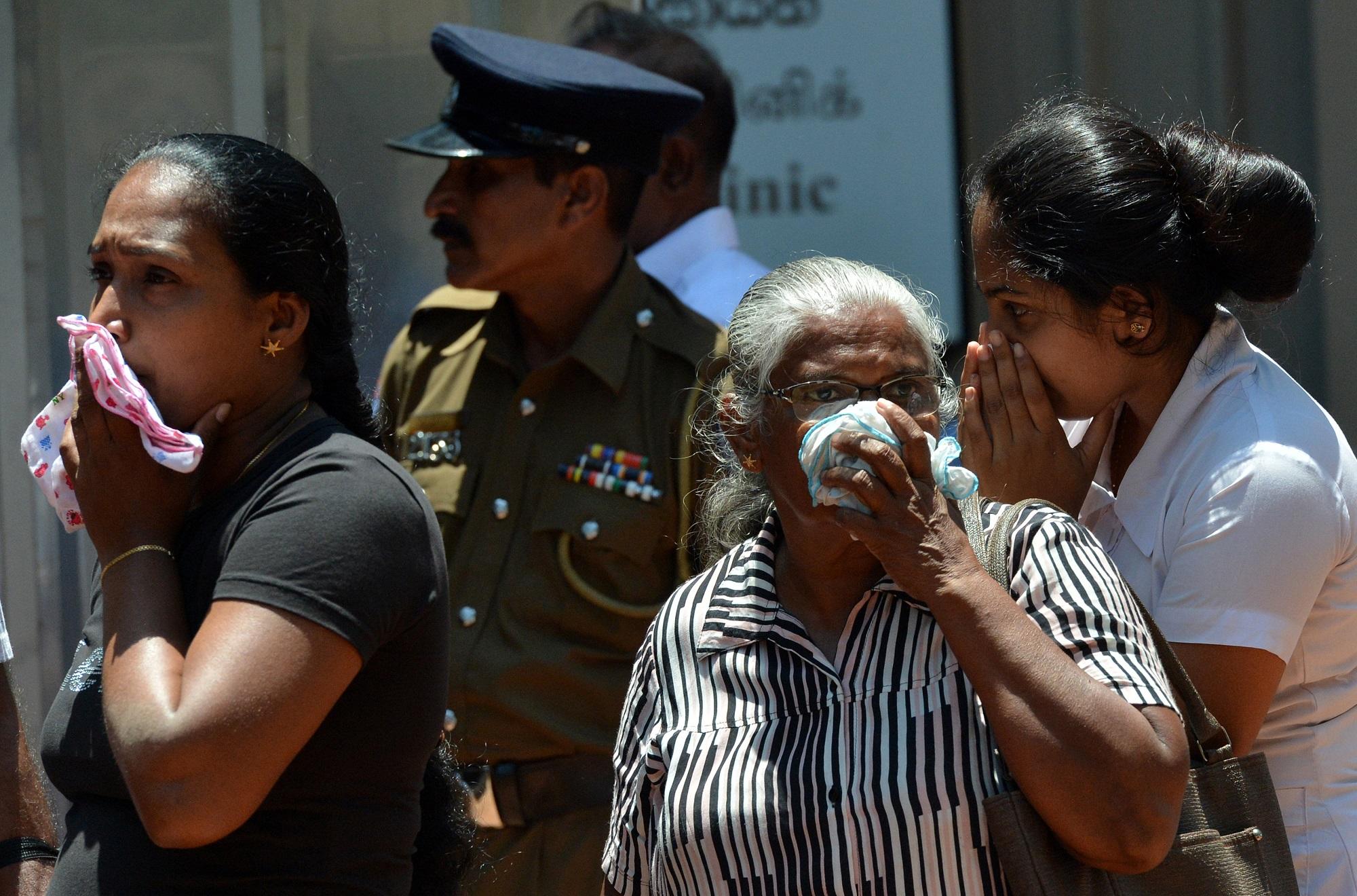 نساء سريلانكيات يقفن قرب مستشفى. أ ف ب 