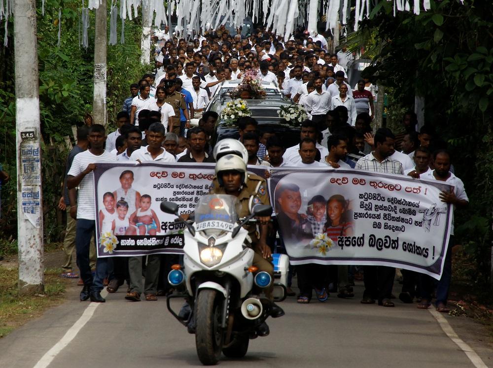مشاركون في جنازة لضحايا تفجير كنيسة القديس سيباستيان في سريلانكا. رويترز