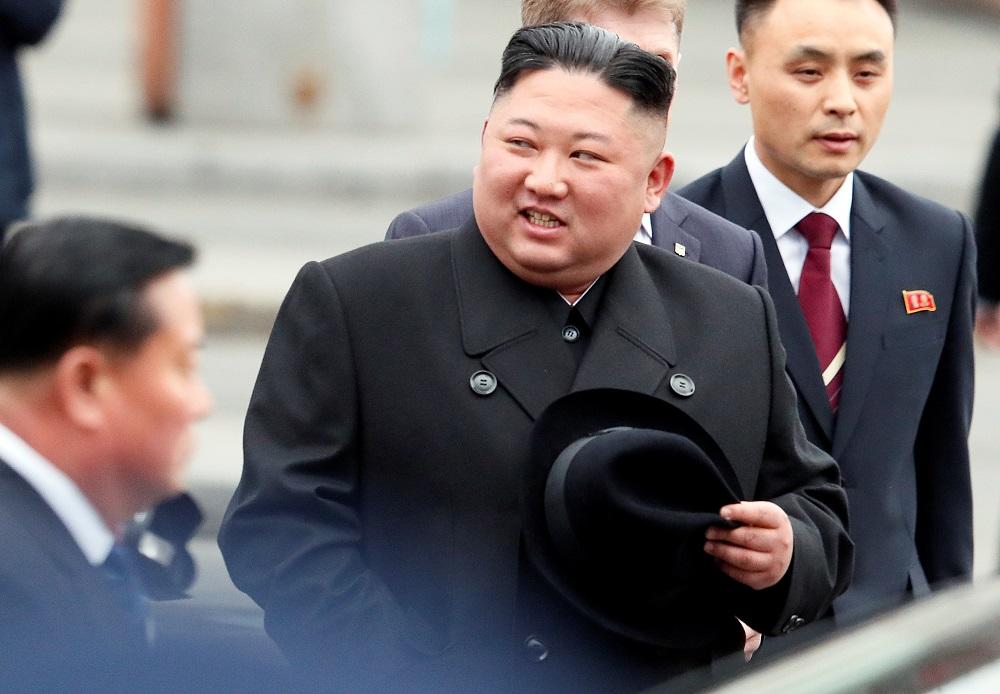 الزعيم الكوري الشمالي كيم جونغ أون يصل إلى محطة السكك الحديدية في مدينة فلاديفوستوك الروسية، 24 أبريل 2019. رويترز