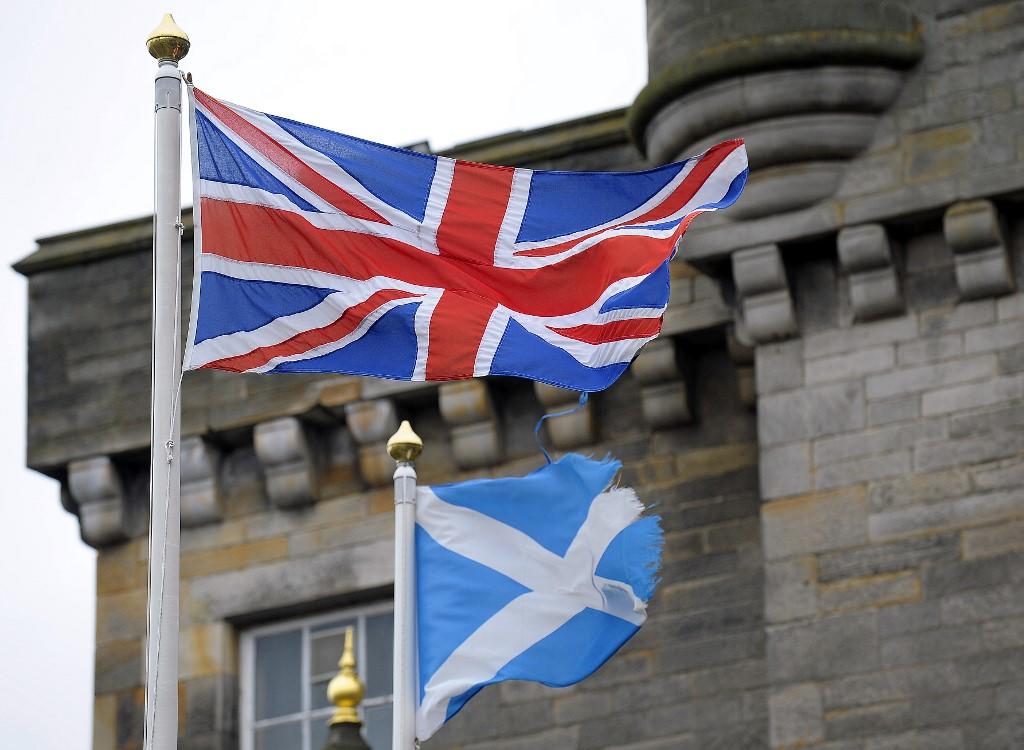 علما المملكة المتحدة وإسكتلندا في أدنبره، 22 مارس 2017. آندي بوكانان/ أ ف ب