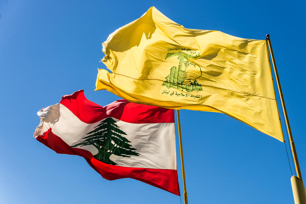 علم حزب الله زالعلم اللبناني. (Shutterstock)