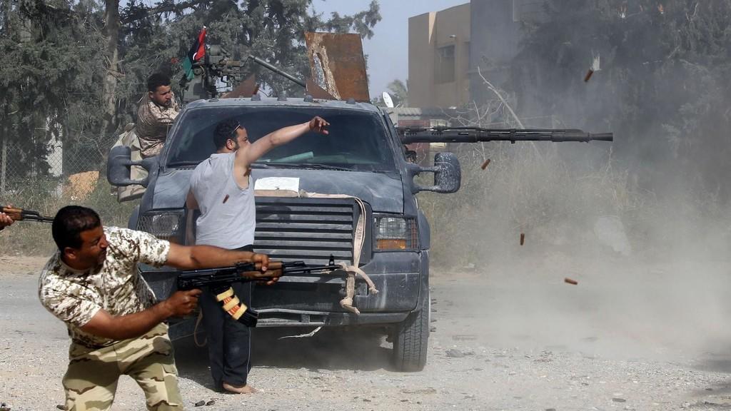 قوات تابعة لحكومة الوفاق المعترف بها دوليا في مواجهة هجوم الجيش الوطني الليبي بقيادة حفتر. أ ف ب 
