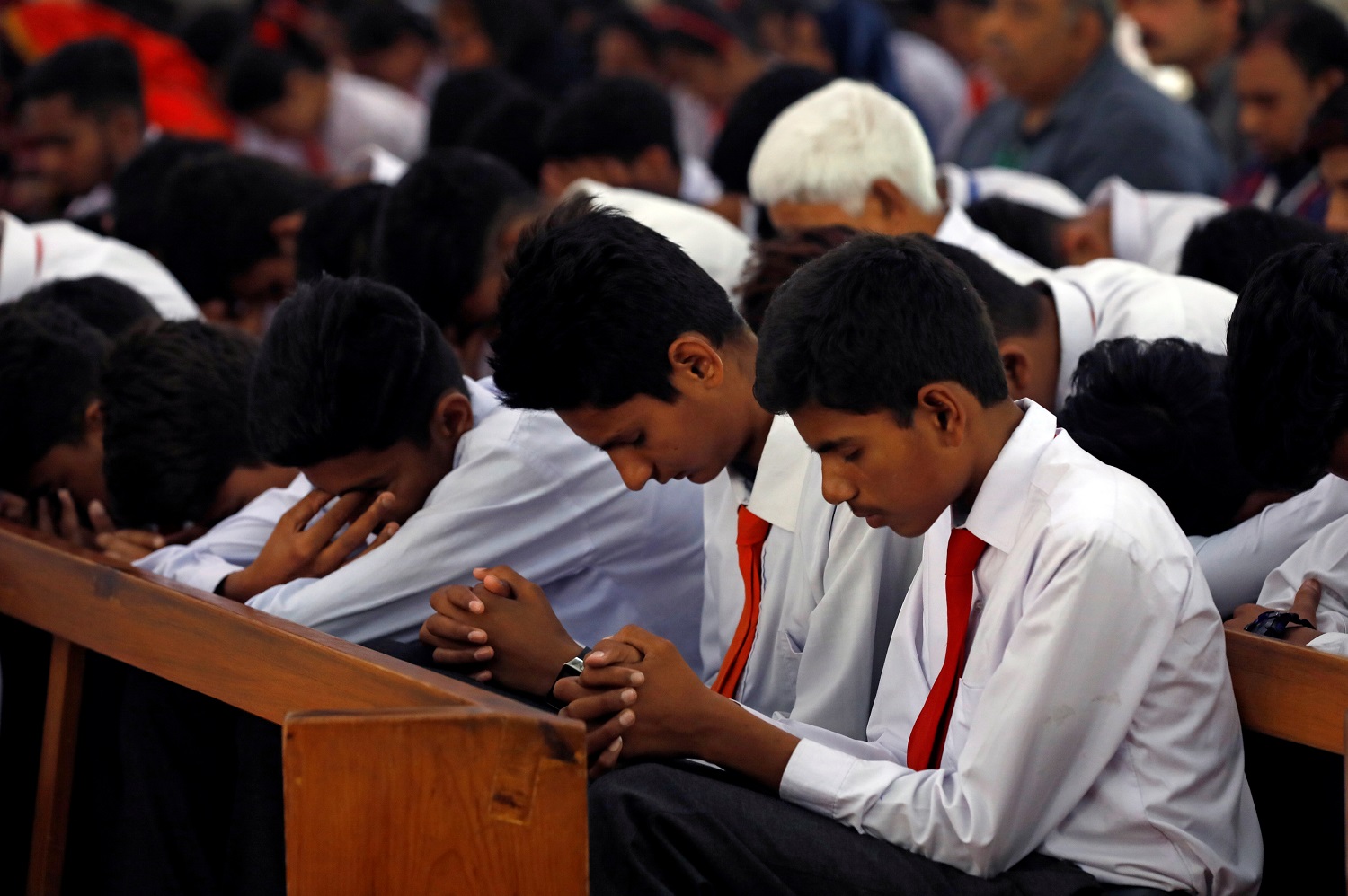 طلاب يشاركون في دقيقة صمت على أرواح ضحايا تفجيرات سريلانكا، 25 أبريل 2019. رويترز 