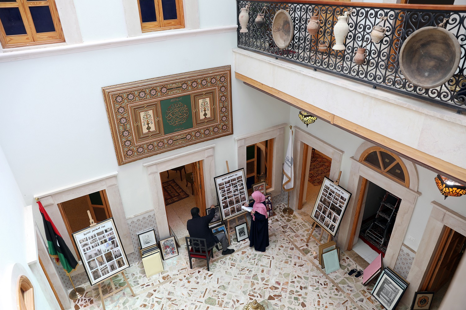 فنانون ليبيون يعملون في معرض للوحاتهم في العاصمة الليبية، طرابلس، 23 أبريل 2019. أحمد جادالله/ رويترز 