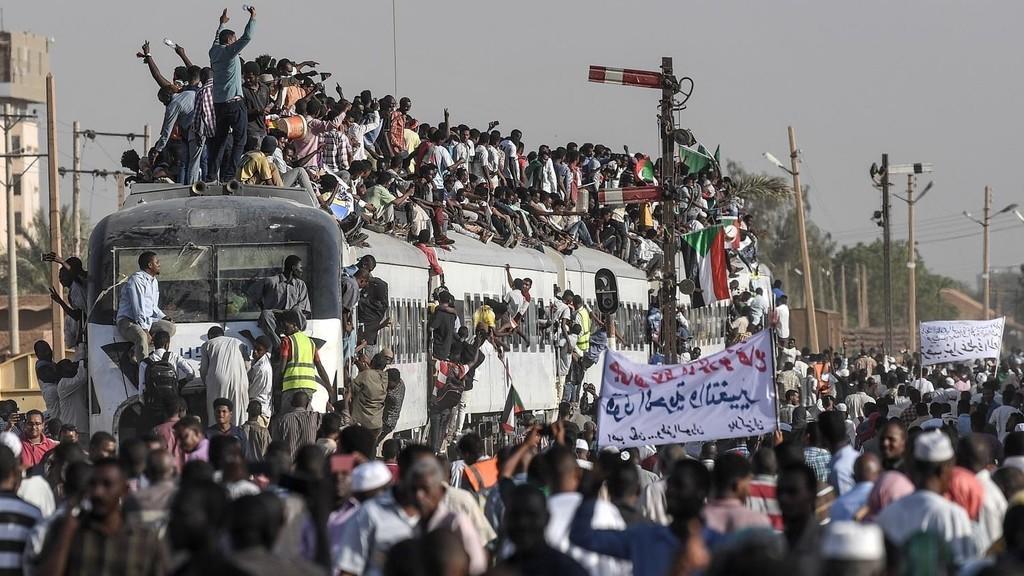 سودانيون من عدة مدن يشاركون في الاحتجاجات الشعبية، 23 أبريل 2019. أ ف ب 