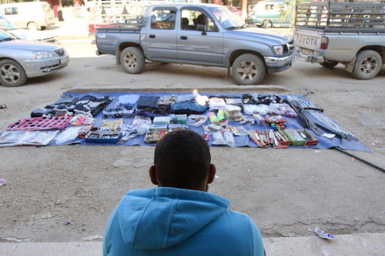شاب يبيع بضائع على "بسطة" في أحد شوارع عمّان. صلاح ملكاوي/المملكة