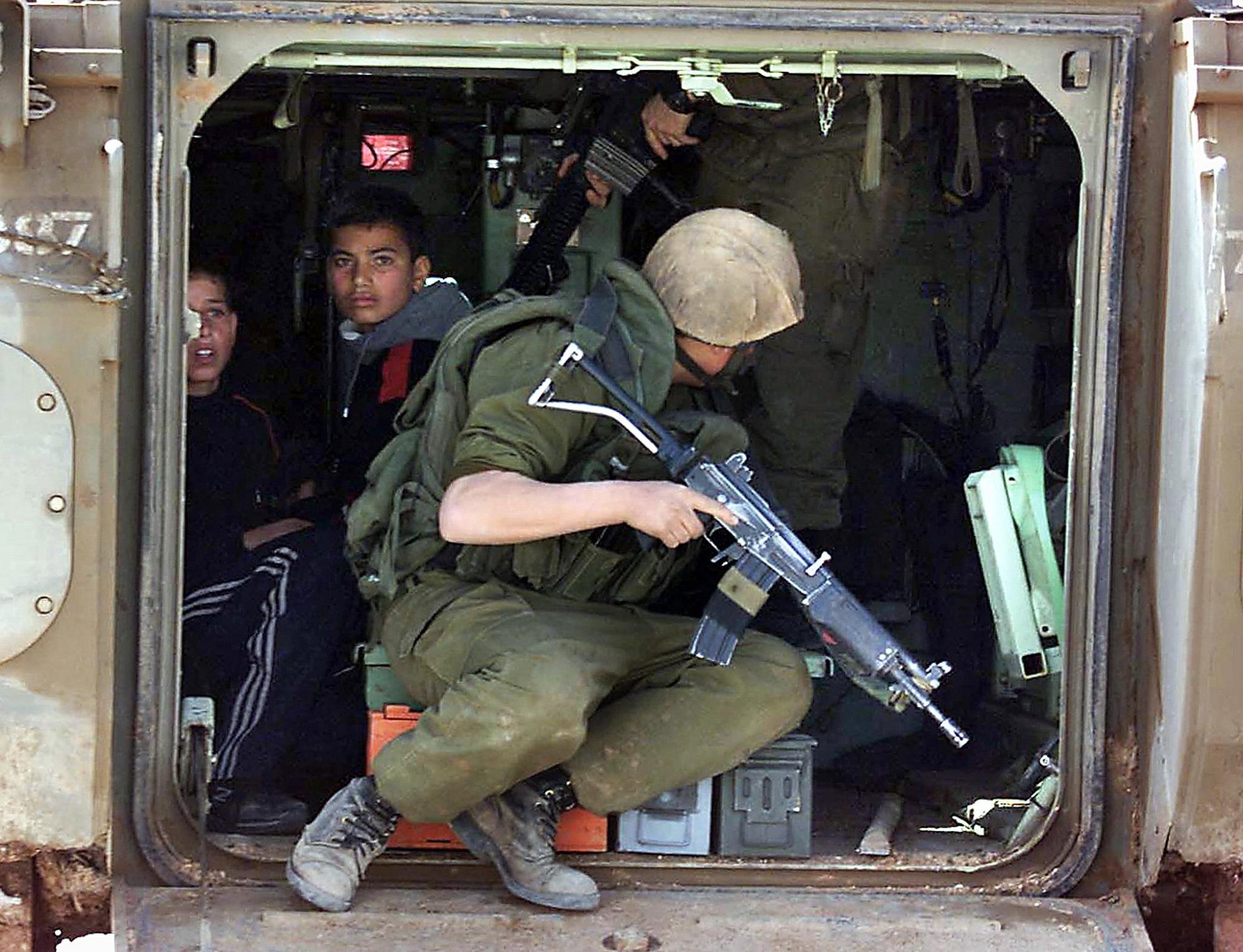 صورة أرشيفية لاعتقال أطفال فلسطينيين من قبل جنود إسرائيليين في الضفة الغربية. أ ف ب 