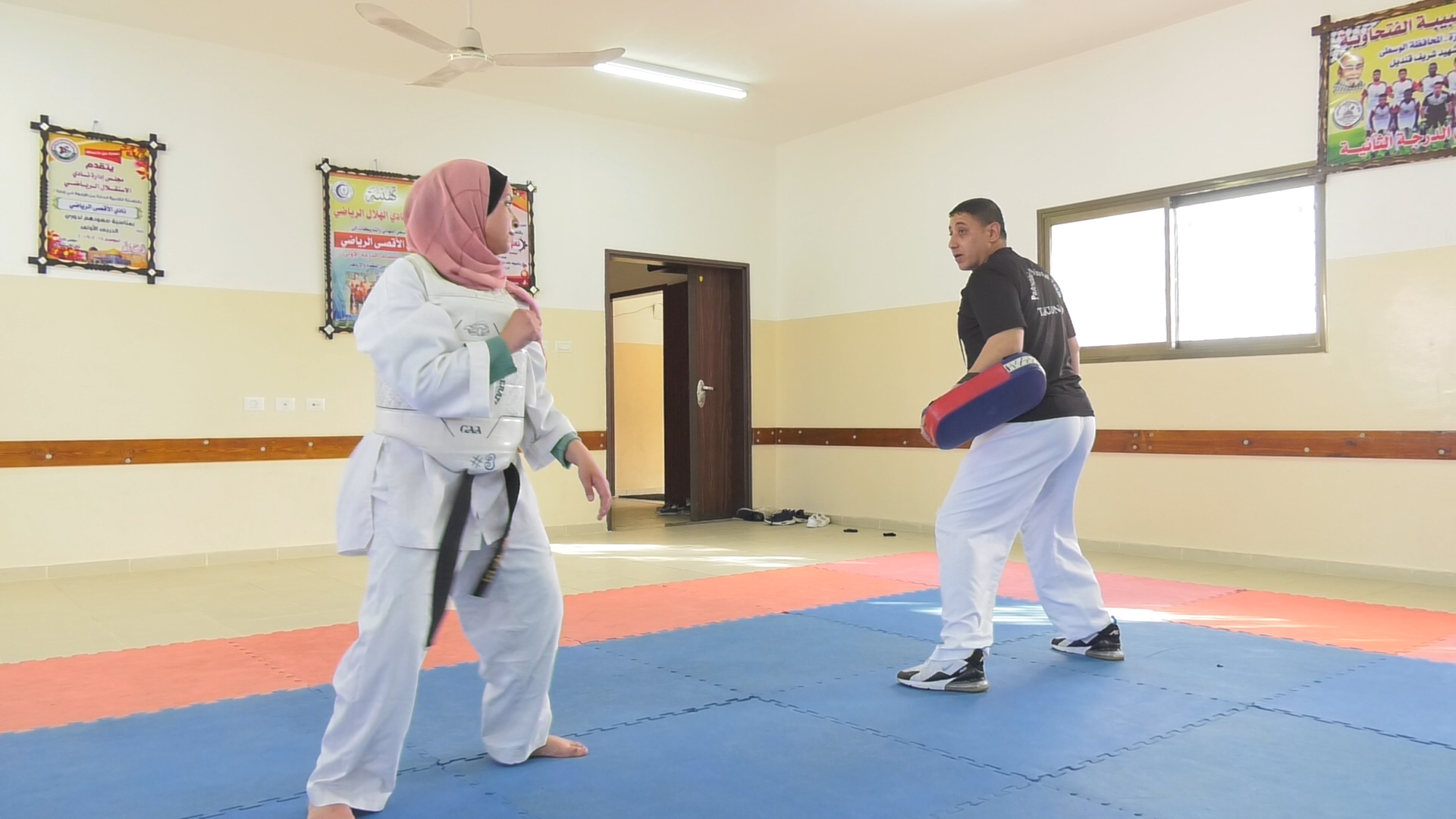 فتيات يمارسن رياضات الدفاع عن النفس في قطاع غزة. باسل العطار/ المملكة 