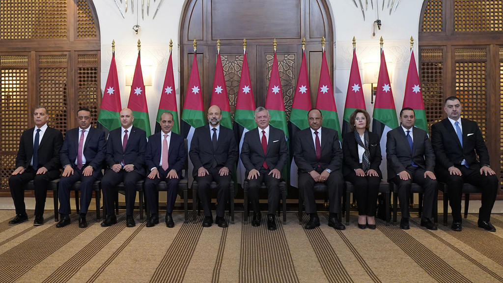 وزراء بعد أداء اليمين الدستورية أمام جلالة الملك عبدالله الثاني، الخميس. (الديوان الملكي الهاشمي)