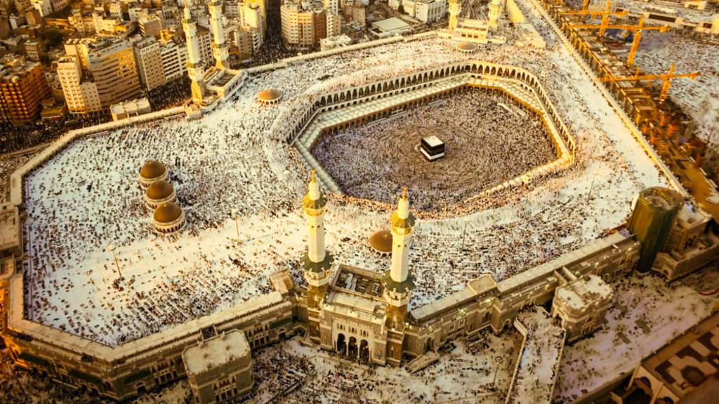 "التسجيل الإلكتروني إتمام إجراءات الحج باختيار البرنامج والشركة والدفع من دون الحاجة إلى ذهاب الشخص للشركات والصندوق وخلال دقائق". (shutterstock)