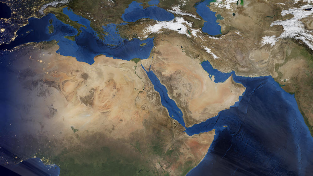 الإمارات أعلنت الأحد أنّ 4 سفن شحن تجارية من عدة جنسيات تعرّضت لـ"عمليات تخريبية" في مياهها قبالة إيران. (Shutterstock)