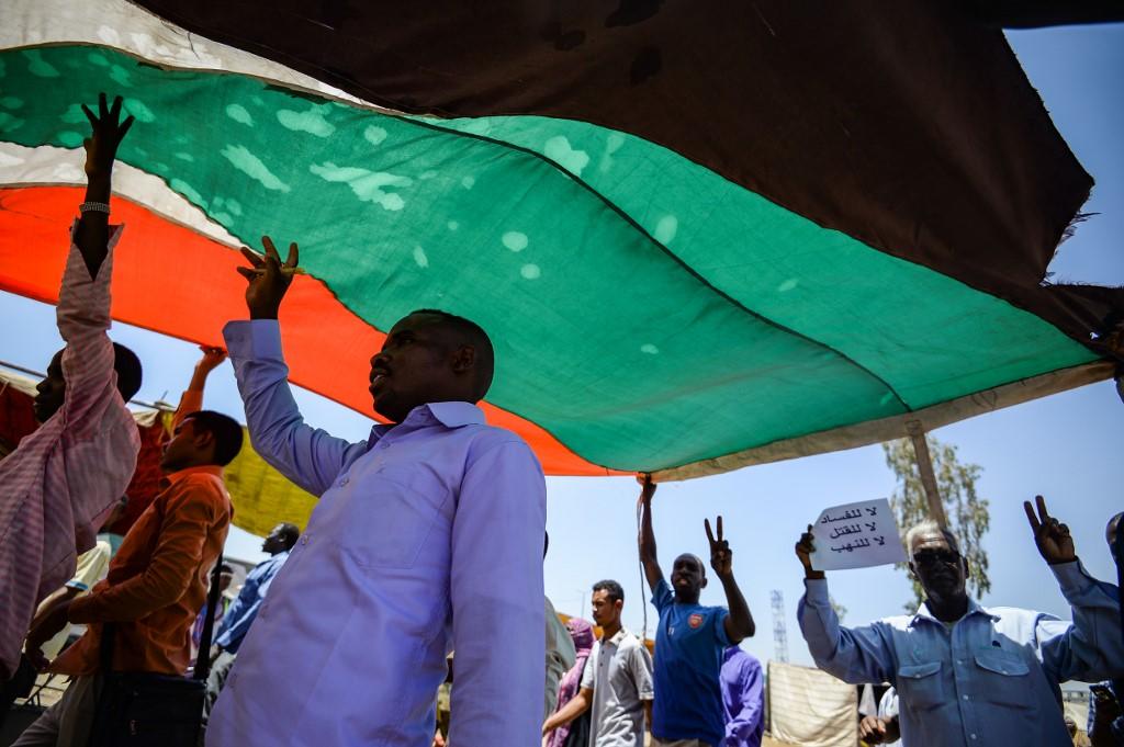 متظاهرون سودانيون في مسيرة أمام مقر الجيش في العاصمة الخرطوم. 14 مايو 2019. محمد الشاهد / أ ف ب