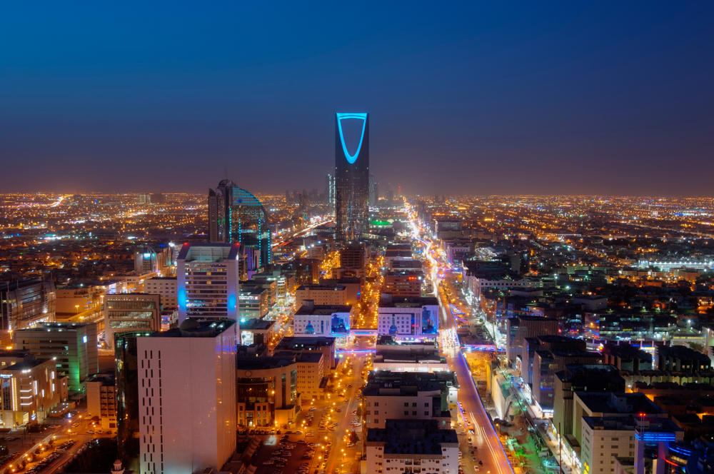 يعمل حاليا 10 ملايين مغترب ويعيشون في السعودية وفقا لنظام الكفيل الذي يلزمهم بالعمل تحت كفالة صاحب عمل سعودي . (shutterstock)