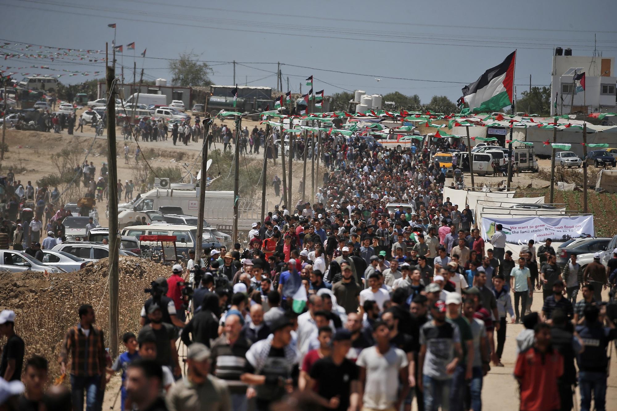 فلسطينيون يتظاهرون خلال مسيرات بالتزامن مع الذكرى 71 للنكبة، في قطاع غزة. أ ف ب 