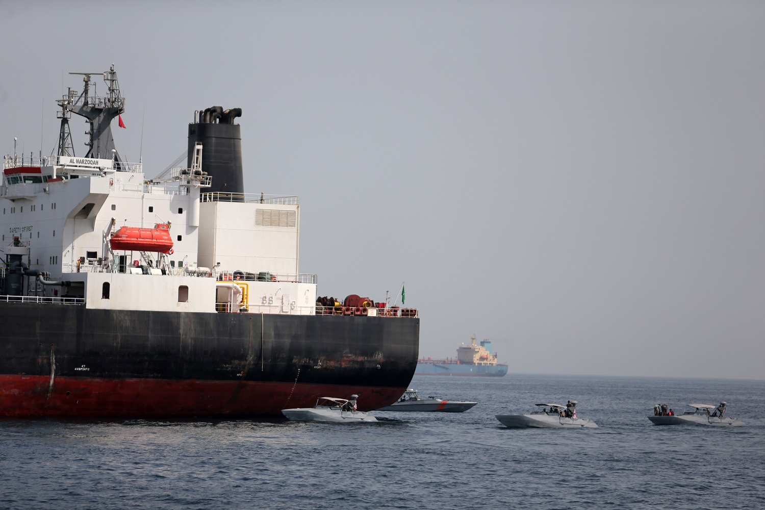 زوارق إماراتية تقترب من سفينة سعودية تعرضت لاعتداء قرب ميناء الفجيرة، 13 مايو 2019. رويترز 