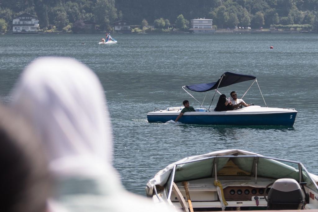 امرأة ترتدي الحجاب في قارب في بحر تسيل أم زيه في النمسا، 6 أغسطس 2018. أليكس هالادا/ أ ف ب