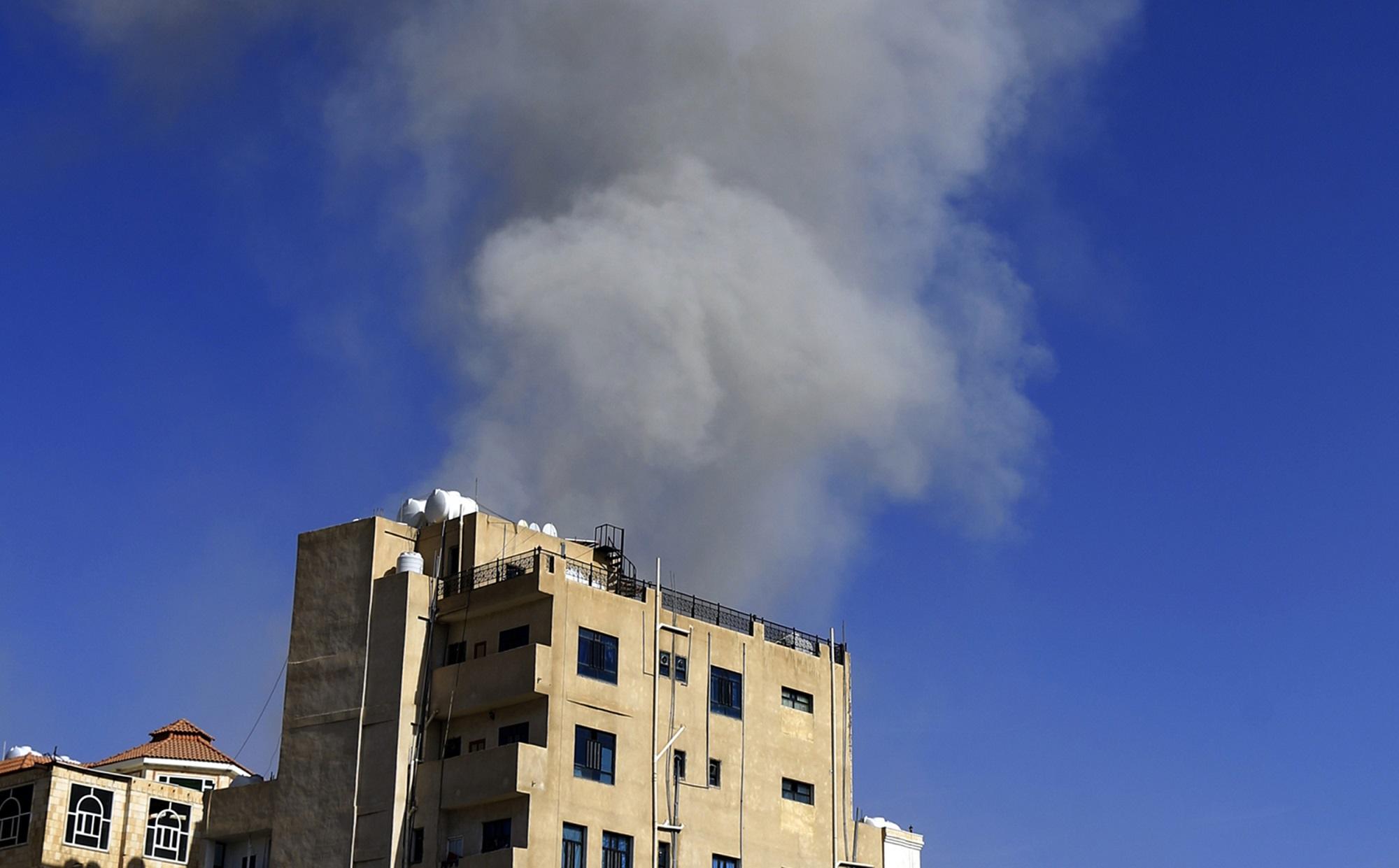 تصاعد الدخان في قصف على صنعاء. 16 مايو 2019. ا ف ب