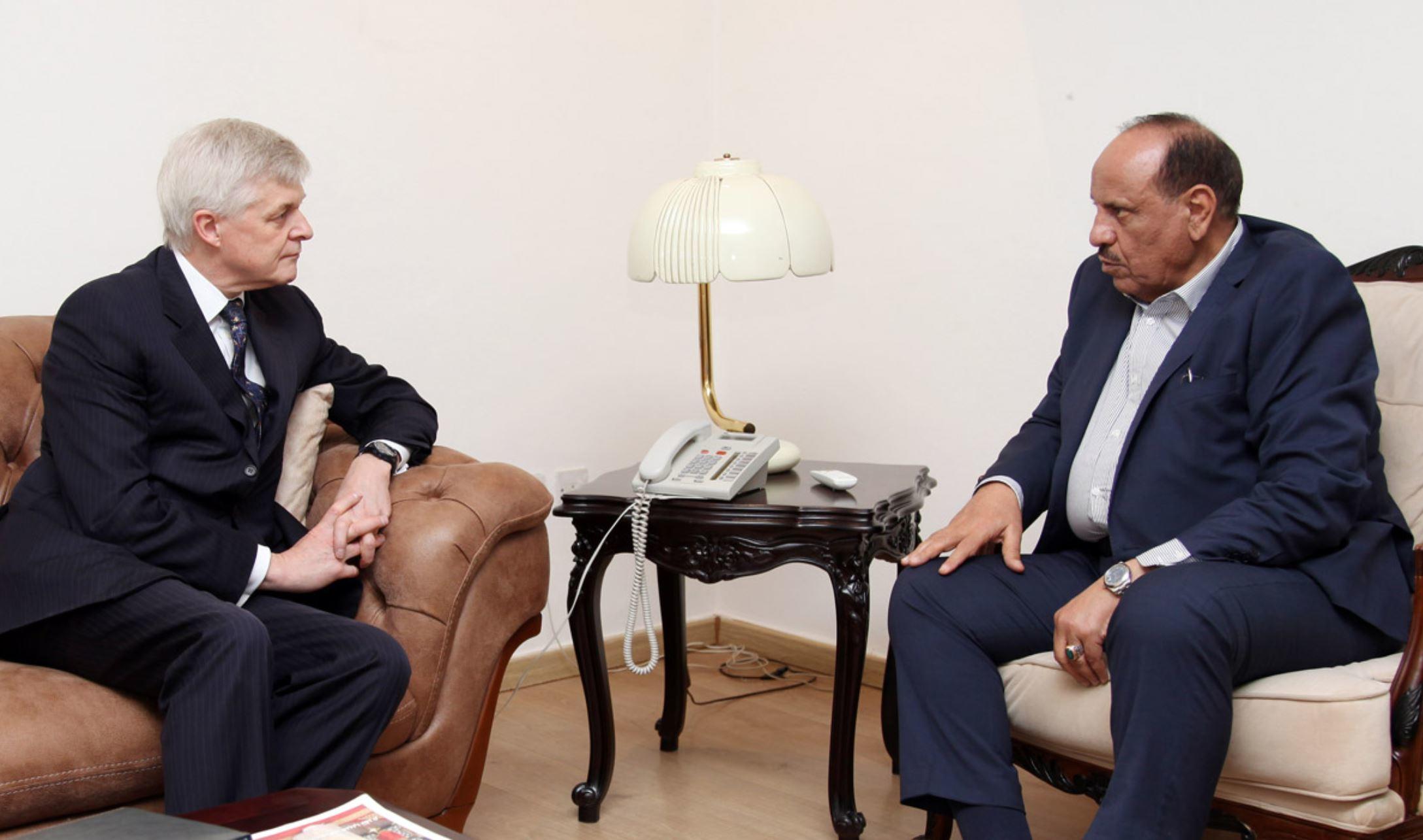 وزير الداخلية سلامة حماد لدى لقائه الخميس السفير البريطاني في عمان ادوارد اوكدين. بترا