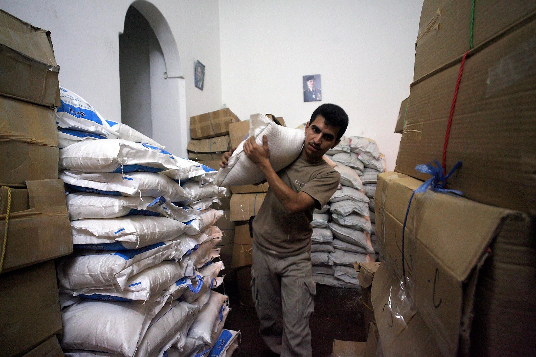 صورة أرشيفية لتحضير مساعدات في إحدى الجمعيات الخيرية في الزرقاء. صلاح ملكاوي/ المملكة