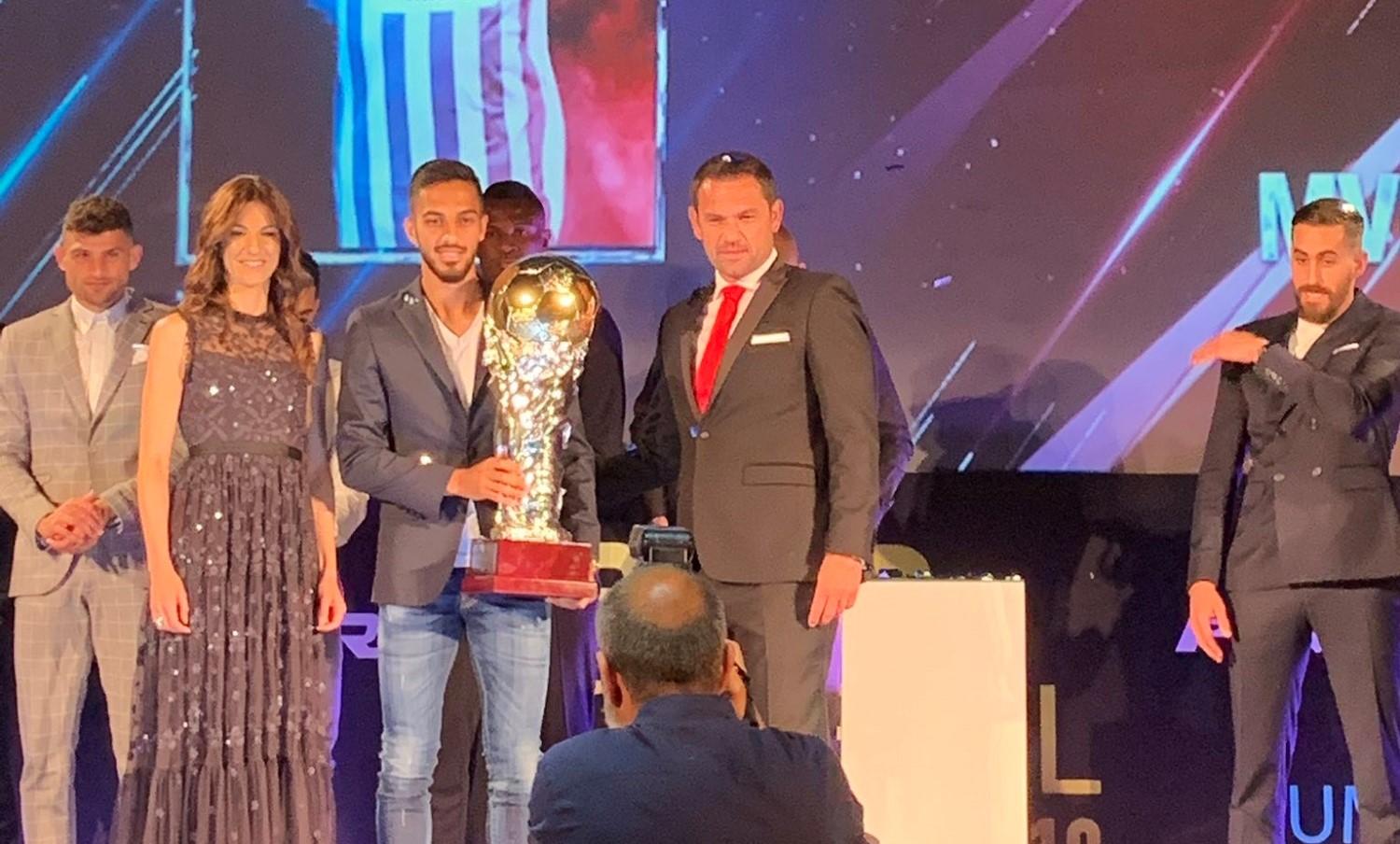 لاعب المنتخب الوطني لكرة القدم موسى التعمري أثناء تتويجه بجائزة أفضل لاعب في الدوري القبرصي. أبويل عبر تويتر 