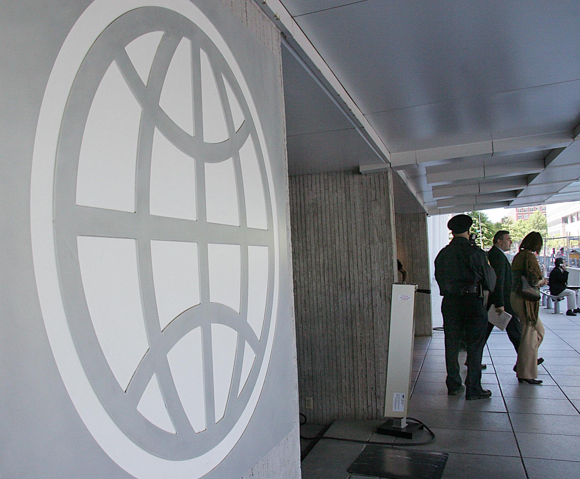شعار البنك الدولي عند مدخل مقره في العاصمة الأميركية، واشنطن. الأردن في المراحل الأخيرة للتفاوض على قرض مقدم من البنك الدولي بقيمة مليار ومئتي مليون دولار. (أ ف ب)