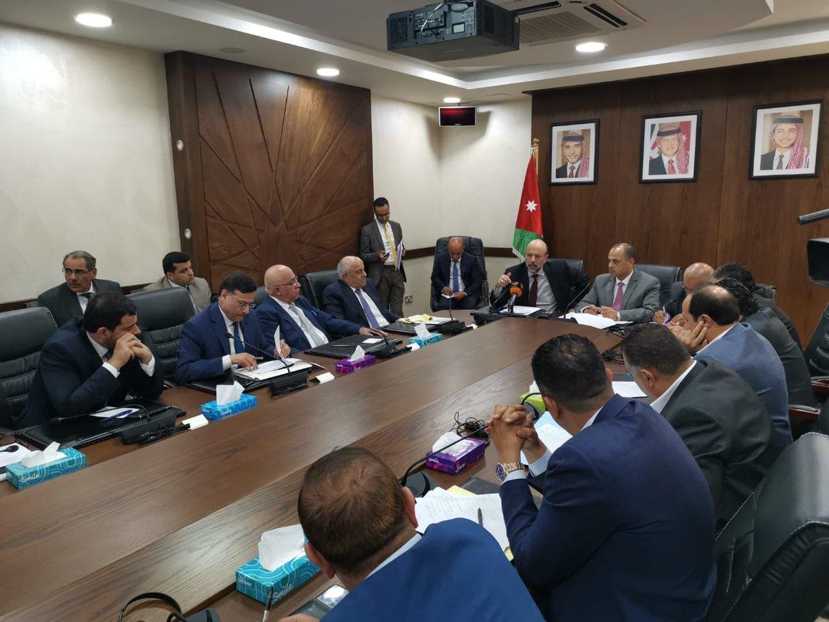 لقاء رئيس الوزراء عمر الرزاز  خلال اجتماع لجنة الاقتصاد والاستثمار النيابية. (رئاسة الوزراء)