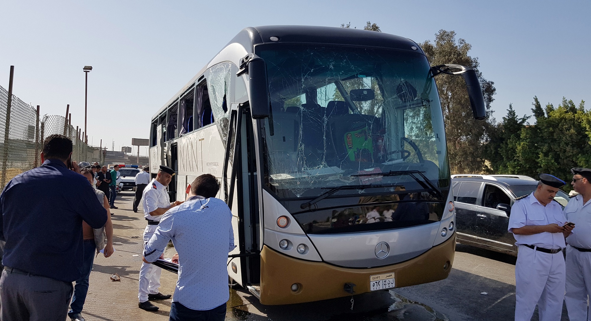 حافلة تعرّضت لأضرار بسبب انفجار بالقرب من المتحف المصري الجديد في الجيزة، 19 مايو 2019. أحمد فهمي/ رويترز