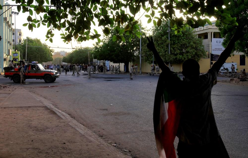 صورة أرشيفية لمتظاهر سوداني يهتف بشعارات في وسط الخرطوم، 15 مايو 2019. رويترز 