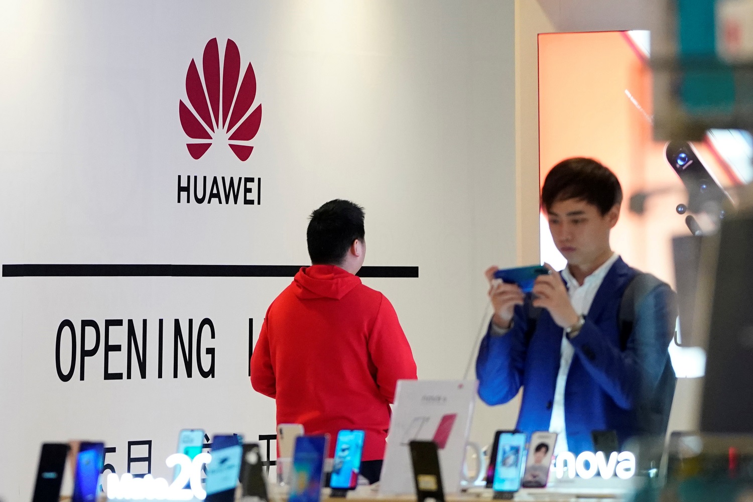 أجهزة هواوي معروضة في مجمع تجاري في شنغهاي الصينية، 16 مايو 2019. رويترز  