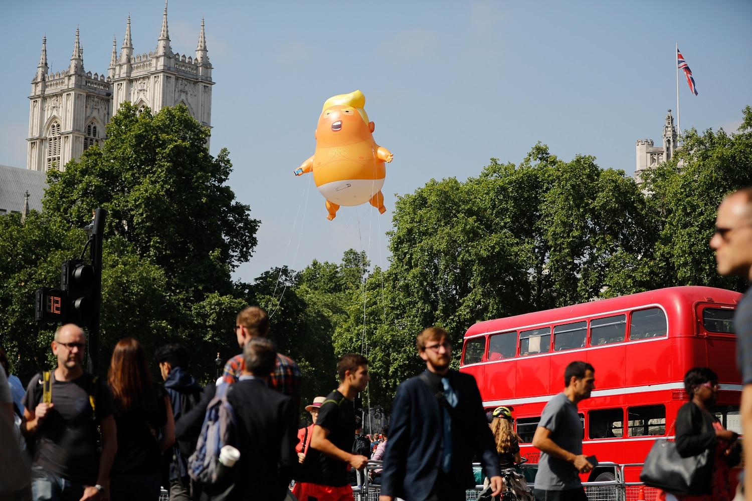 إطلاق بالون يصور دونالد ترامب على هيئة رضيع غاضب في سماء العاصمة البريطانية، لندن، 13 يوليو 2018. أ ف ب 