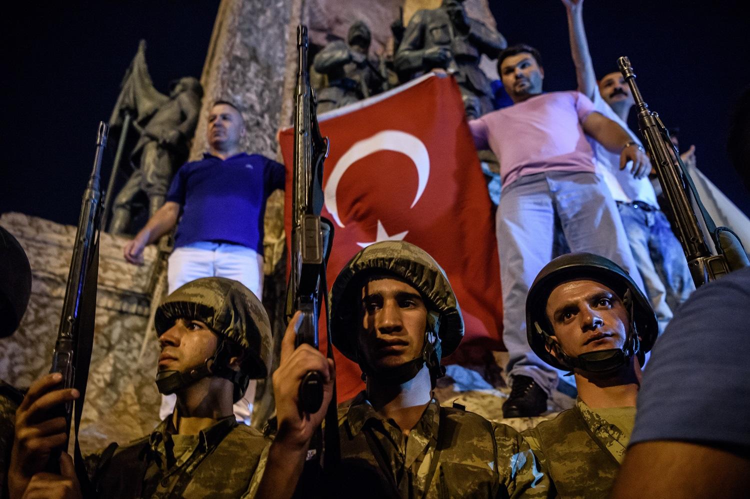متظاهرون وأفراد من الجيش التركي في منطقة تقسيم أثناء محاولة انقلاب في تركيا، 15 يوليو 2016. أ ف ب 