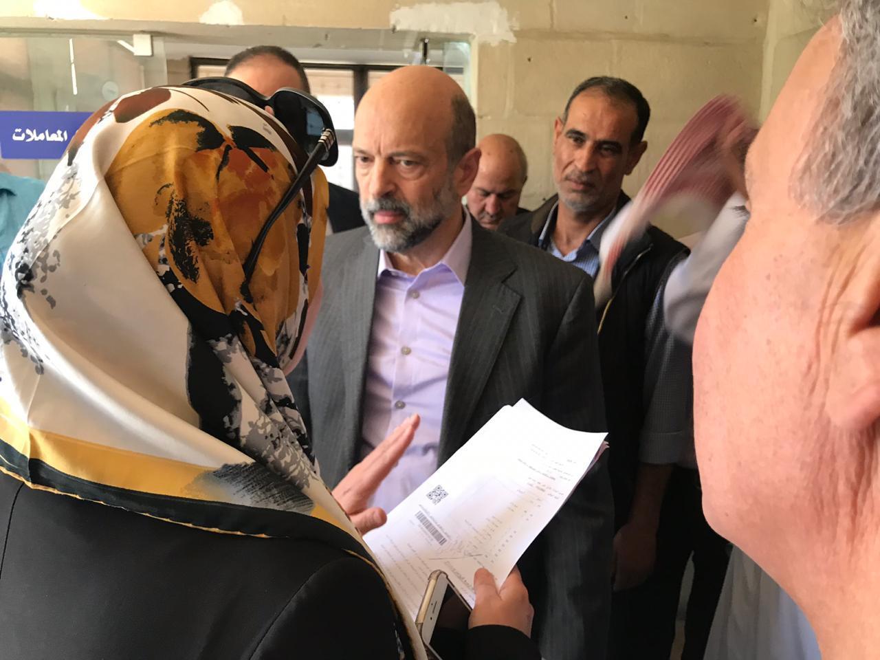 رئيس الوزراء عمر الرزاز أثناء زيارة لمديرية تسجيل أراضي غرب عمّان، 20 مايو 2019. (رئاسة الوزراء) 