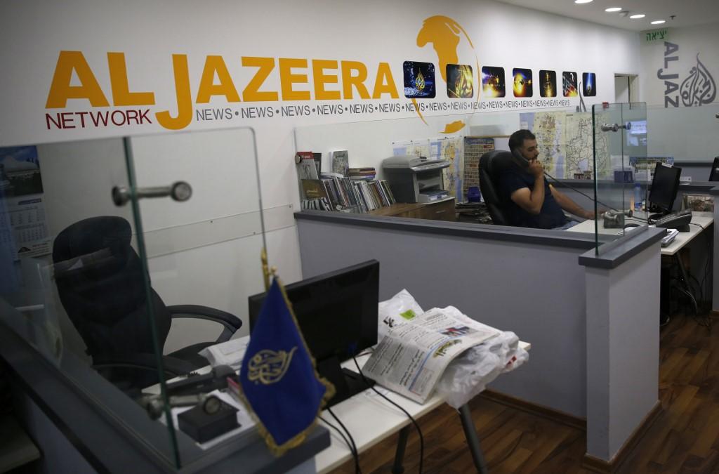 صورة أرشيفية لموظف في شبكة قناة الجزيرة التلفزيونية القطرية. 31 يوليو 2017.  أحمد الغرابلي / أ ف ب