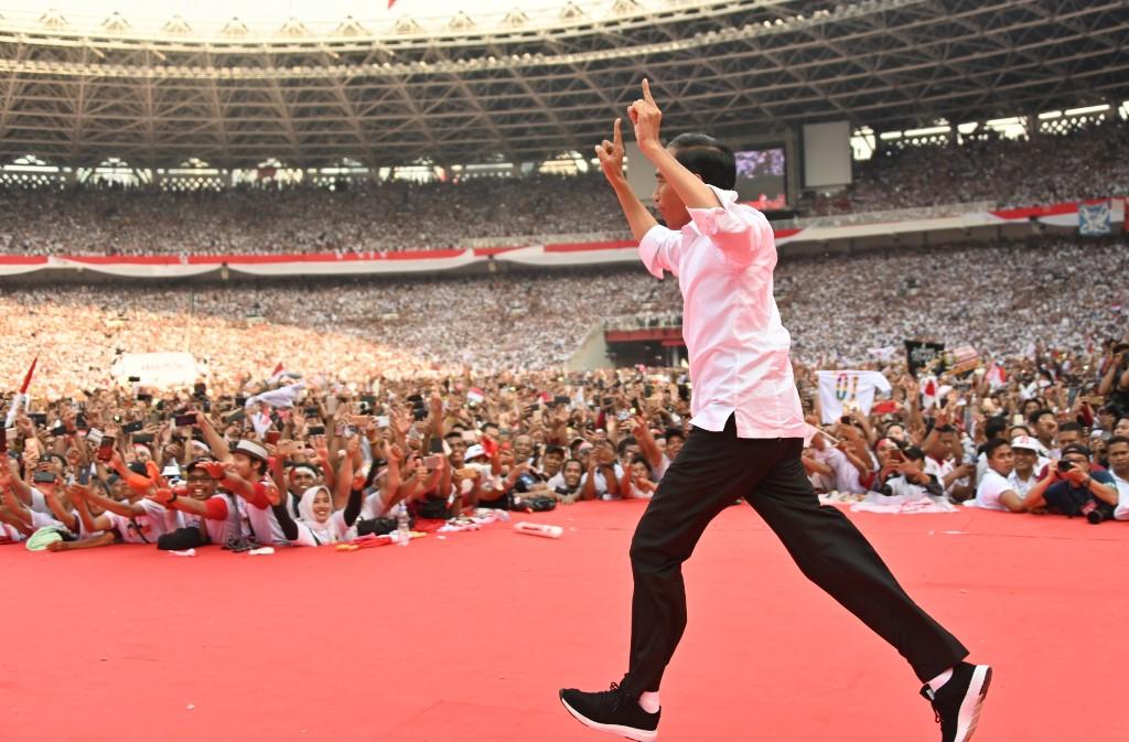 الرئيس الإندونيسي جوكو ويدودو في تجمع انتخابي في ملعب جاكارتا الرئيسي، 13 أبريل 2019. باي إيسمويو/ أ ف ب