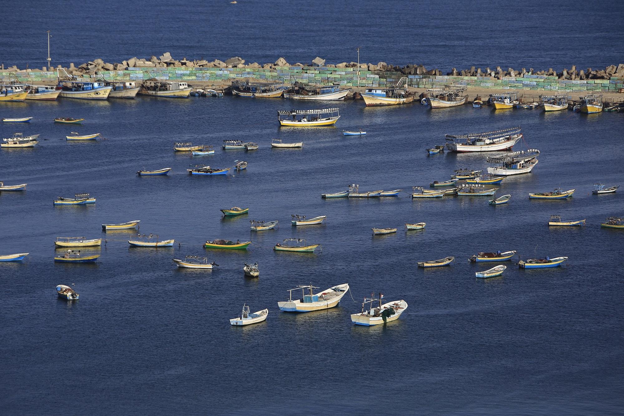 قوارب صيادين فلسطينيين في بحر قطاع غزة. (أ ف ب) 