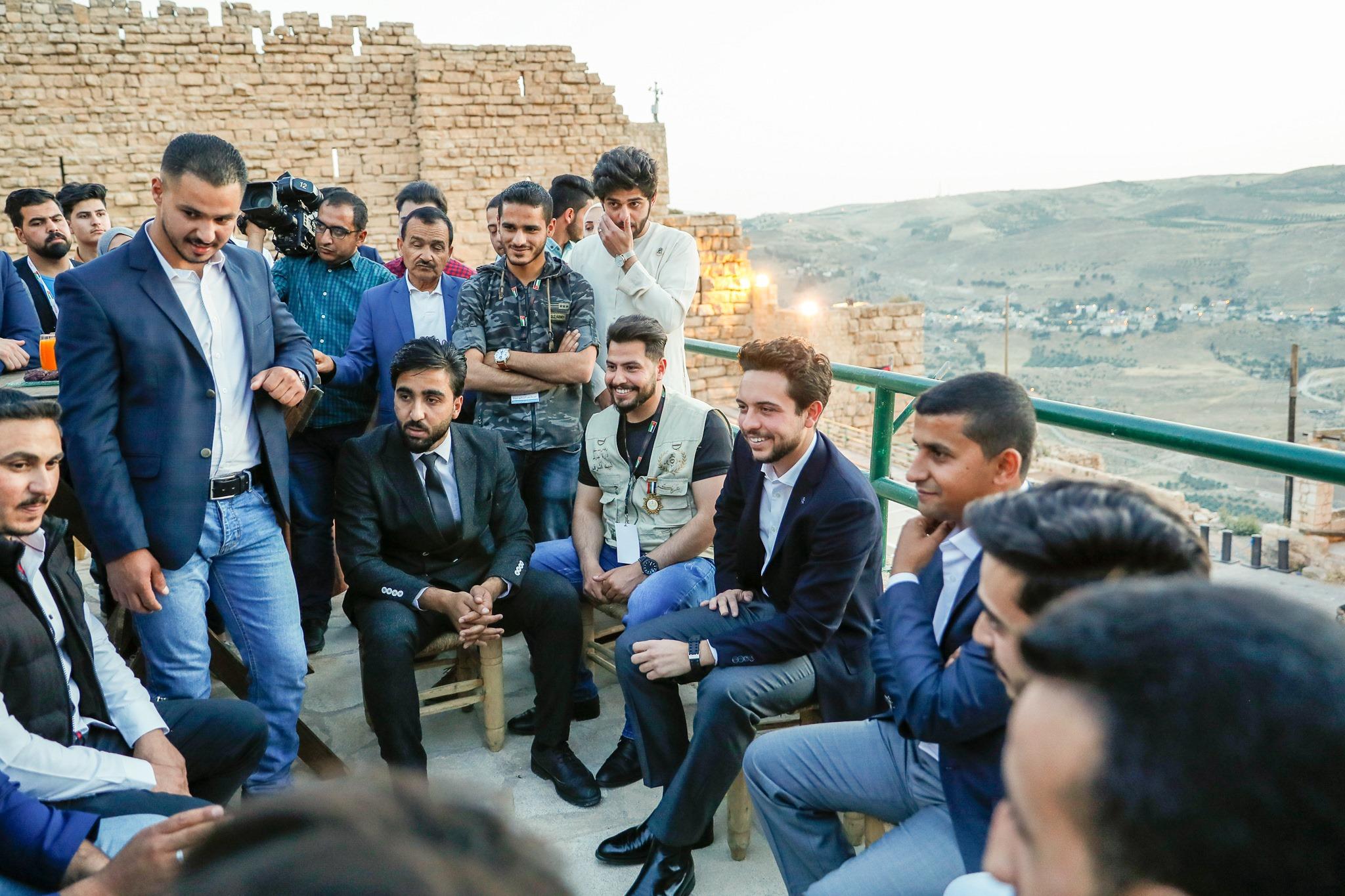 التقى سمو الأمير الحسين بن عبدالله الثاني، ولي العهد، في قلعة الكرك ، شبابا وشابات ناشطين في العمل التطوعي وخدمة المجتمع المحلي. الديوان الملكي الهاشمي
