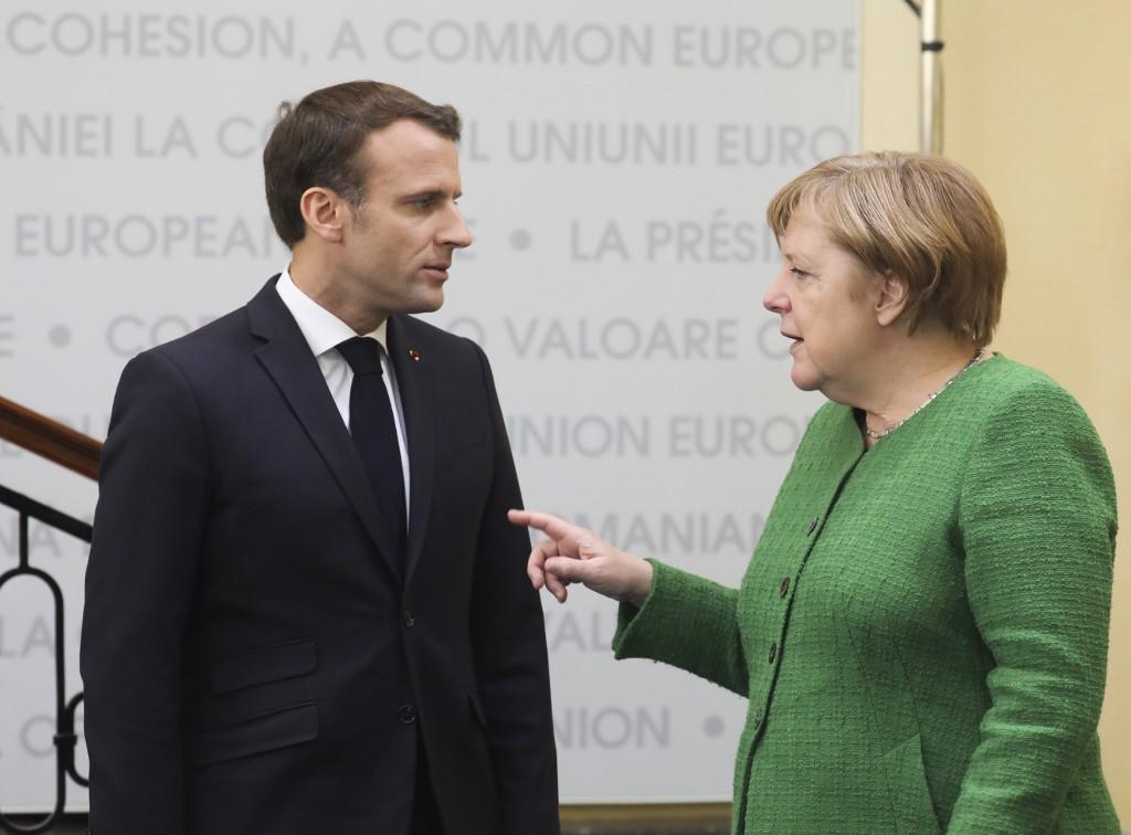 المستشارة الألمانية أنغيلا ميركل (يمين)، والرئيس الفرنسي إيمانويل ماكرون (يسار)، 9 أيار/مايو 2019. لودوفيك مارين/ أ ف ب