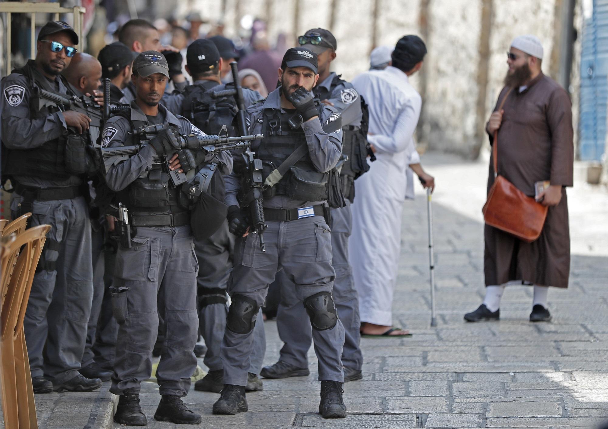 شرطة إسرائيلية تتمركز قرب المسجد الأقصى في مدينة القدس المحتلة. أ ف ب 