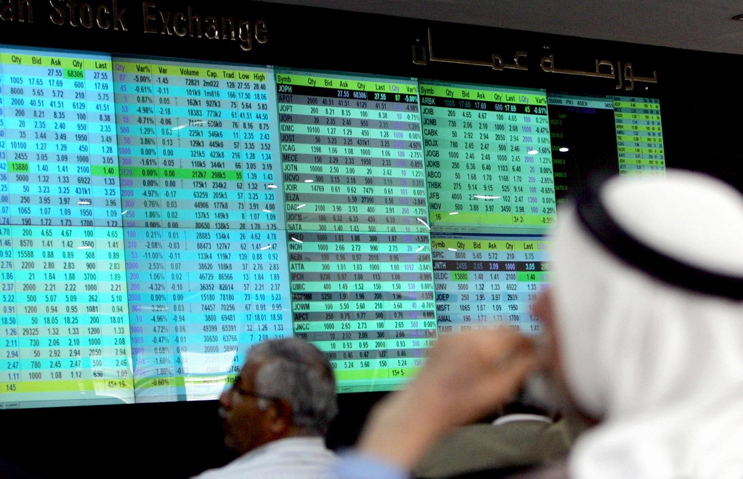 صورة أرشيفية لمستثمرين يراقبون حركة الأسهم في بورصة عمّان. أ ف ب 