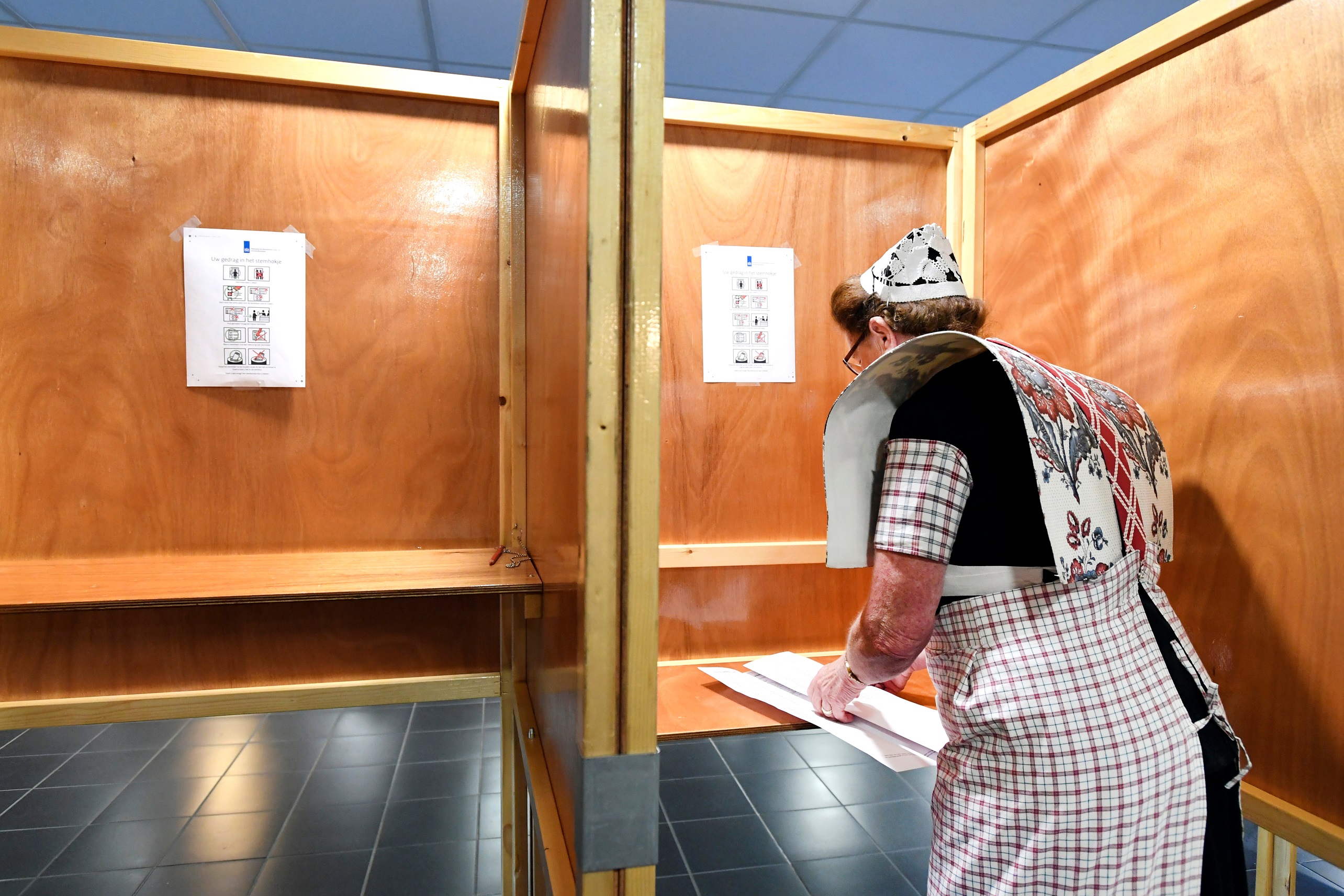 امرأة ترتدي الزي التقليدي في هولندا خلال عملية الاقتراع في انتخابات البرلمان الأوروبي. رويترز