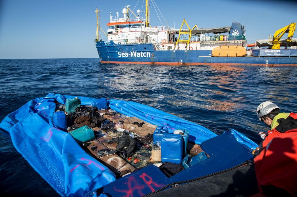 قارب مطاطي كان على متنه 47 مهاجراً قبالة السواحل الليبية، 19 كانون الثاني/يناير 2019. فيديريكو سكوبا/ أ ف ب