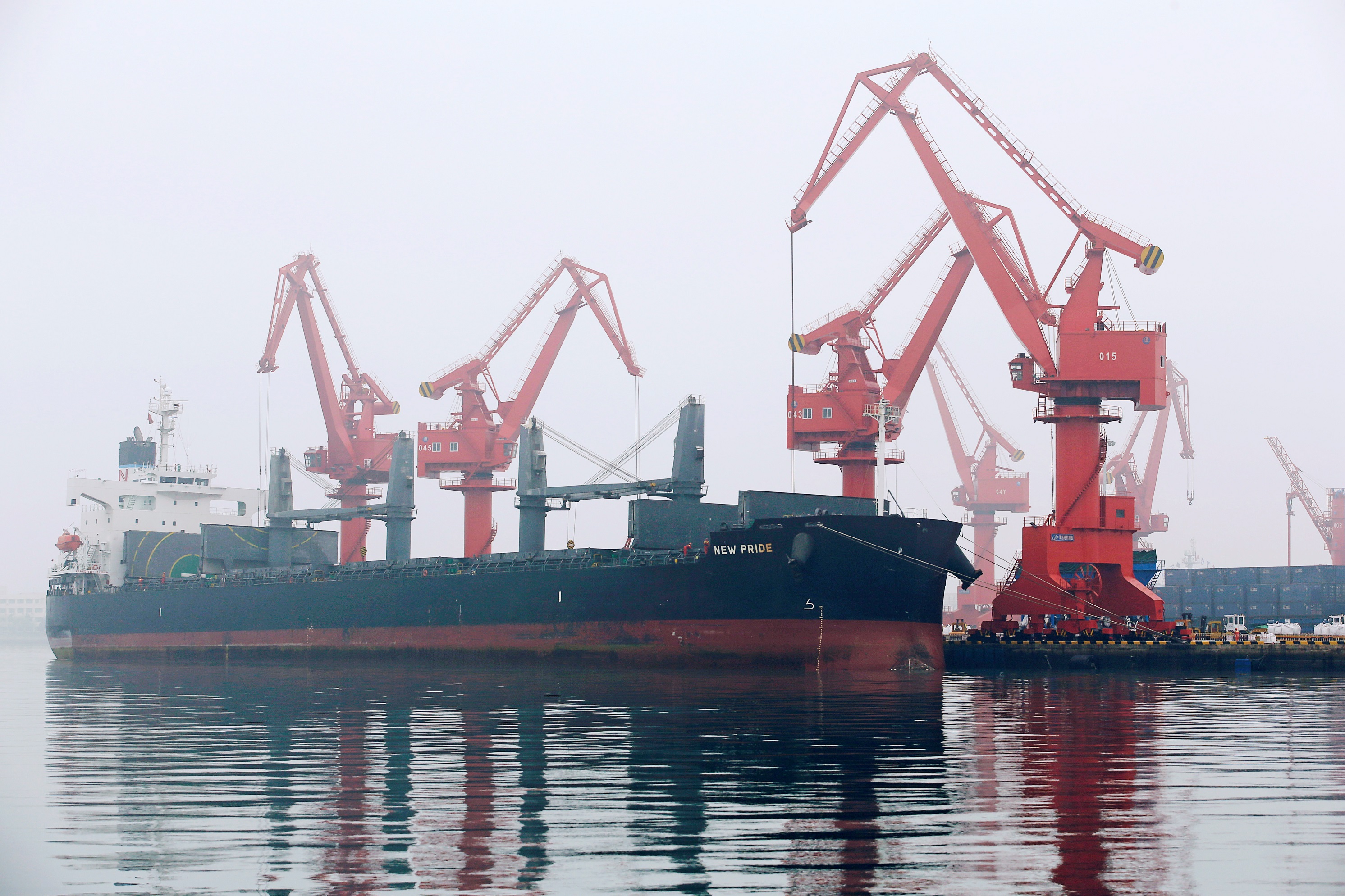 ناقلة نفط خام في ميناء تشينغداو في مقاطعة شاندونغ الصينية، 21 نيسان/أبريل 2019. جايسون لي/ رويترز