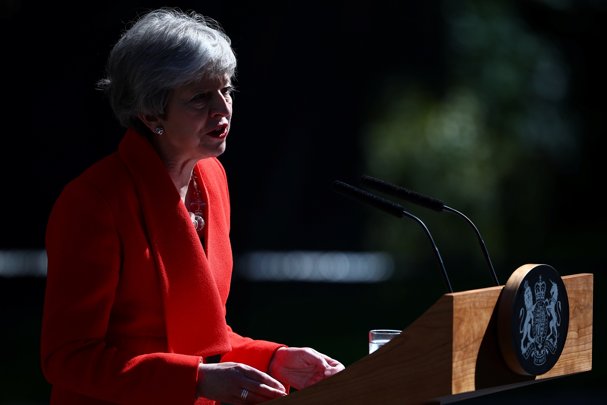 رئيسة الحكومة البريطانية تيريزا ماي من أمام مقر الحكومة في لندن. 24 أيار/مايو 2019. هانا مكاي/ رويترز