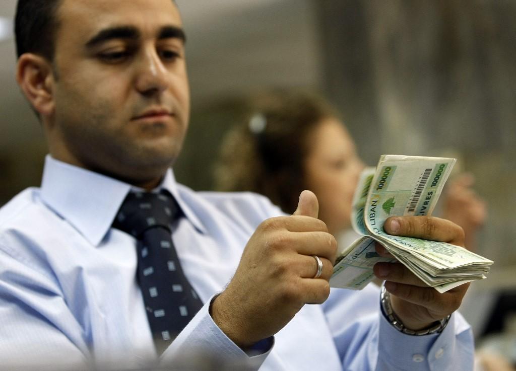 موظف في بنك لبناني يعد أموالا في أحد البنوك في بيروت. 21 يوليو 2009. أ ف ب