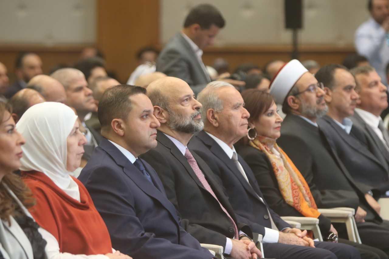رئيس الوزراء عمر الرزاز وبجانبه عدد من الوزراء خلال إطلاق الحكومة للاستراتيجية الوطنية للحماية الاجتماعية. صلاح ملكاوي/ المملكة