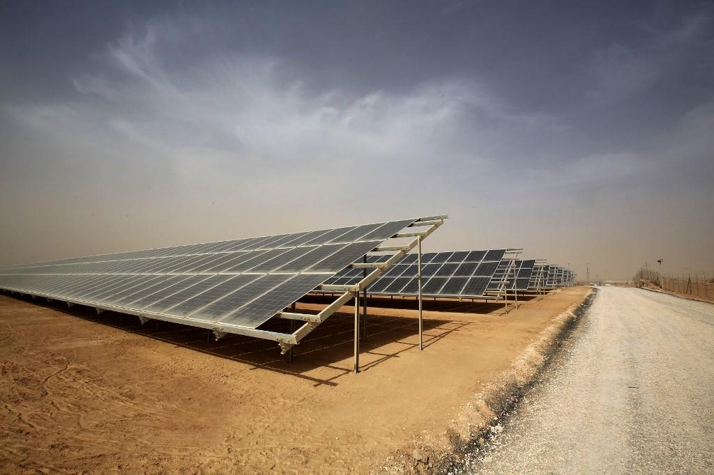 محطة طاقة شمسية تم إنشاؤها بتمويل من الحكومة الألمانية في مخيم الزعتري للاجئين في محافظة المفرق شمالي الأردن، 13 نوفمبر 2017. خليل مزرعاوي/ أ ف ب