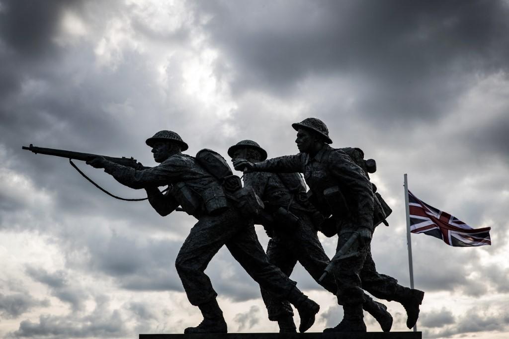 نصب تذكاري بريطاني جديد للحرب العالمية الثانية في شاطئ الذهب في فرنسا، كجزء من إحياء الذكرى الـ 75 لإنزال النورماندي. جويل ساغيه/ أ ف ب
