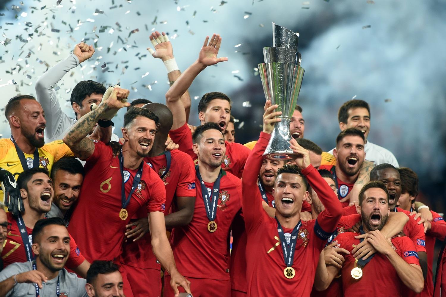 لاعبو المنتخب البرتغالي يرفعون الكأس بعد فوزهم في المباراة النهائية. 9 يونيو 2019. أ ف ب