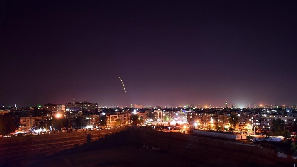 صورة تُظهر تصدي الدفاع الجوي السورية لصواريخ "إسرائيلية". أ ف ب 