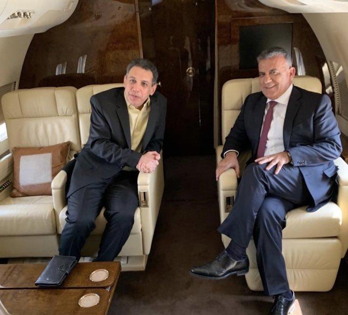 مدير الأمن العام في لبنان اللواء عباس إبراهيم (يمين)، برفقة نزار زكا (يسار) في طائرة متوجهة من طهران إلى بيروت. (الأمن العام اللبناني)